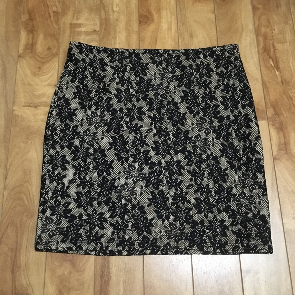 SALE ⚡️3/20⚡️ Forever 21 lace mini skirt